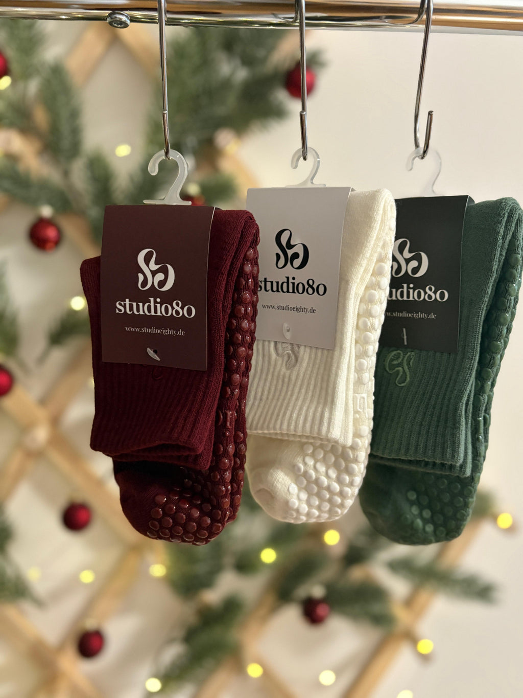 pilates socken mit grip in rot, weiß und grün